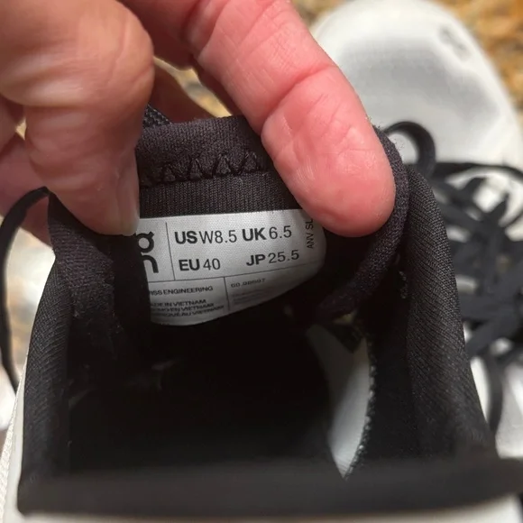 On Running women’s White and Black Athletic Shoes 8.5, great condition! - Picture 10 of 13